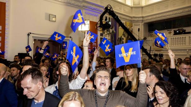 På trods af, at partiet næsten blev halveret, formåede nogle af Venstres medlemmer at holde humøret højt på valgaftenen. Arkivfoto: Simon Fals