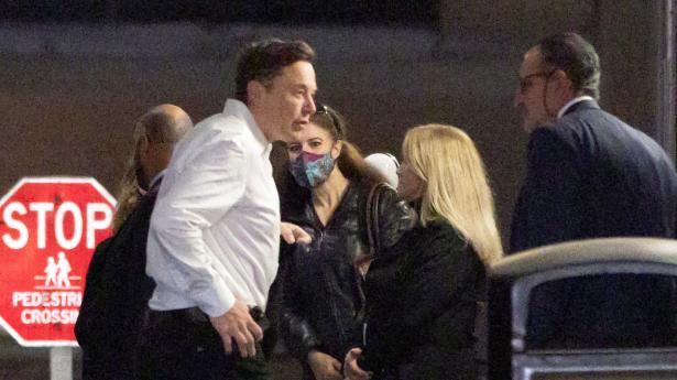 Elon Musk ankommer til en investeringskonference på Manhattan fredag. Den nye Twitter-ejer vil angiveligt skære 3700 stillinger. Foto: Andrew Kelly/Reuters/Ritzau Scanpix