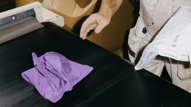 Hos virksomheden New Retex gør man tekstilaffaldet brugbart. Robotter og kameraer hjælper med at sortere gammelt tøj, så det kan genanvendes til nye tekstiler. Arkivfoto: Tobias Nicolai.