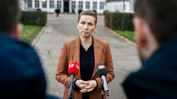 Mandag fortsatte regeringsforhandlingerne på Marienborg med Mette Frederiksen (S) i spidsen. Temaet var sundhedsområdet, som både V og S ønsker akuthjælp til. Foto: Emil Helms/Ritzau Scanpix