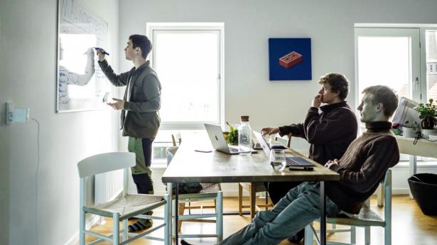 De tre unge folkeskolekammerater Emil Rønne Bjørn (t.h.), Thomas Stuart Lyager Hanscomb og Ivan Grant Petrus (t.v.) har lavet digitale mursten, som er blevet millioner af kroner værd. Foto: Michael Drost-Hansen