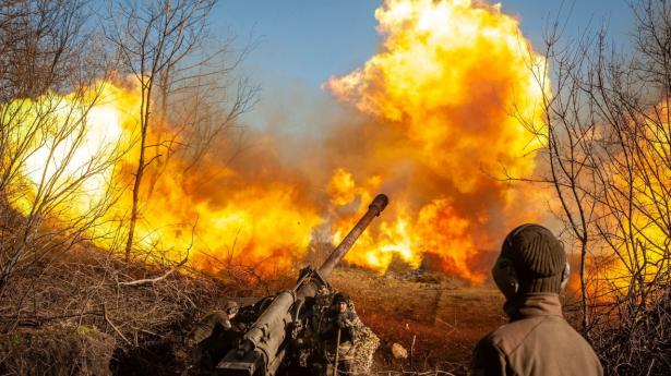 Ukrainske soldater angriber med en 130 mm kanon tæt på Soledar i det østlige Ukraine. Foto: Ukrainian Armed Forces/Reuters/Ritzau Scanpix