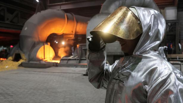 På billedet ses en medarbejder på en tysk stålfabrik i Duisburg. Danske virksomheder har en stor eksport til den tyske industri. Arkivfoto: Wolfgang Rattay/Reuters/Ritzau Scanpix