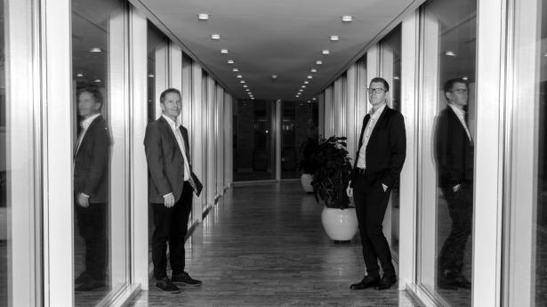 Esben Saxbeck (t.h.) er seniorporteføljeforvalter i Danica og glæder sig over en af de første investeringer, han lavede i selskabet, mens investeringsdirektør Poul Kobberup (tv) overvejer, om der skal flere katastrofeforsikringer til. Foto: Esther Kofoed Sørensen