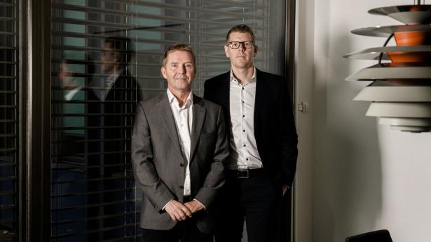 Poul Kobberup (tv) og Esben Saxberg (th) har hjulpet Danica til tops på afkastet, efter pensionsselskabet i en årrække lå bagerst i feltet. Taler med dem om strategi og hvordan det er at være i et skidt marked. Foto: Esther Kofoed Sørensen