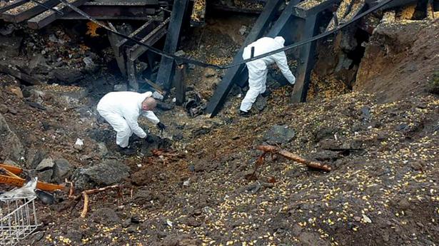 Polske teknikere undersøgte onsdag krateret efter et vildfarent missil, der dræbte to polske landarbejdere. Foto: Handout/AFP/Ritzau Scanpix