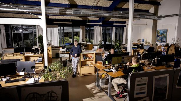 Kommunaldirektør Claus Steen Madsen foræller, at 90-95 pct. af de ansatte på forsøgsordningen synes, at en fridag om ugen er det bedste, de har oplevet på arbejdspladsen. Foto: Simon Fals