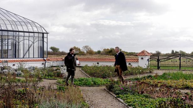 Adm. direktør Jens Ole Ambjerg og køkkenchef Kristoffer Ringsing står i spidsen for at drive Vejrøs hotelforretning, som tilbyder skæve og anderledes mødefaciliteter til virksomheder.