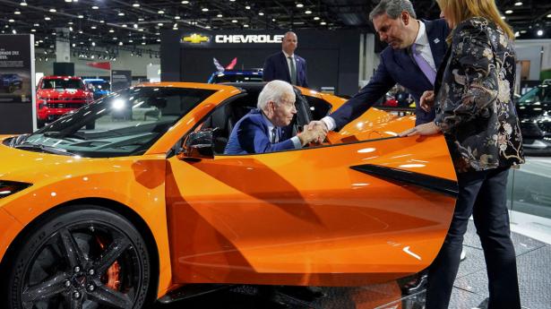 Joe Biden Corvette Singray fra 1967 er bag låste døre i en garage. Måske han ser på en ny? Her får han hjælp til at komme ud af en ny Chevrolet Corvette Z06 i 2022. Foto: Kevin Lamarque/Reuters/Ritzau Scanpix