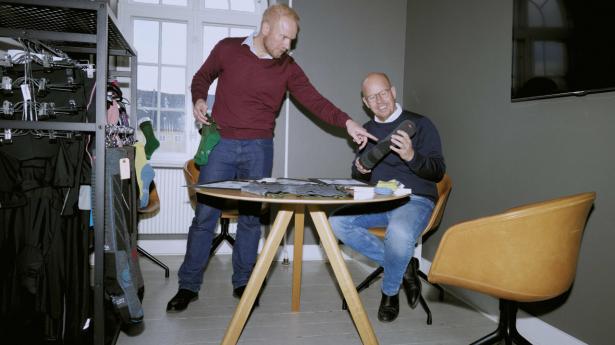 Lillebror Nicolaj Due (t.v.) og storebror, Ole Christoffer Due, ejer og driver Danish Endurance med salg af primært løbestrømper, undertøj osv. til outdoor-brug. De har 50 ansatte, trecifret millionomsætning og tocifret millionoverskud. Foto: Jonas Pryner Andersen