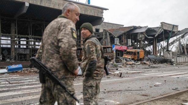 Ukrainske soldater foran den ødelagte lufthavn i Kherson. Mange russere svarer i en fokusgruppe, at de også er trækket af krigen. Foto: Bulent Kilic/AFP/Ritzau Scanpix