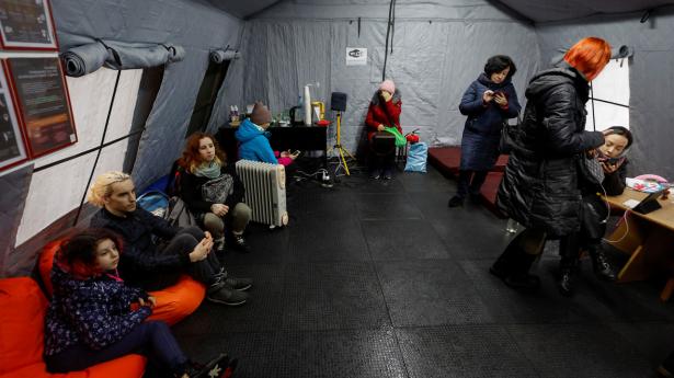 Efter mange luftangreb på Kyiv og ødelagt infrastruktur er der etableret varmetelte og mulighed for opladning af mobiler og andet udstyr. Foto: Valentyn Ogirenko/Reuters/Ritzau