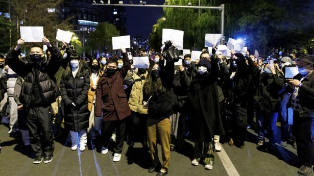 Mindehøjtidelig for brandofre i byen Urumqi, der førte til demonstrationer over hele Kina. Foto: Thomas Peter/Reuters/Ritzau Scanpix