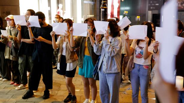 Demonstranter med blanke stykker papir for at symbolisere manglen på ytringsfrihed og restriktioner mod covid-19. Foto: Tyrone Siu/Reuters/Ritzau Scanpix