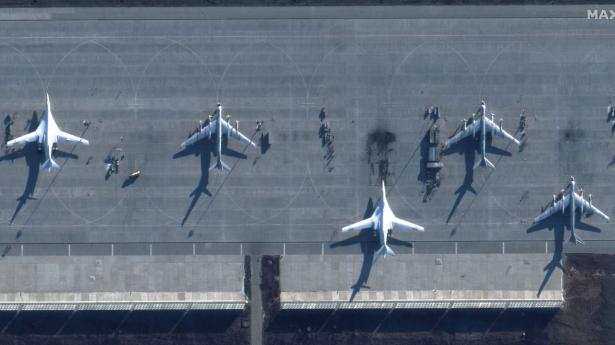 Angiveligt angreb ukrainske droner mandag to russiske luftbaser 500 km inde i landet og tirsdag en anden militærbase i Kursk-regionen. Foto: Maxar Technologies/Reuters/Ritzau Scanpix