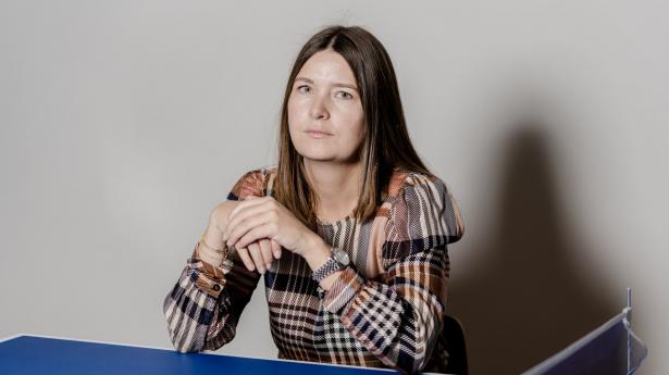 Maja Nyvolds karriere kan deles i to: De første seks år arbejdede hun i det gamle Mærsk med dresscode og gamle værdier. De sidste seks år har hun været kerneleder i den transformation, som Mærsk har gennemgået fra at være et konglomerat til at være en fokuseret, digital logistikvirksomhed. Hun er af en de bærende bjælker i bestræbelserne på at skabe en ny virksomhed, der bygger på gamle kerneværdier omsat til nutid: Foto: Esther Kofoed Sørensen