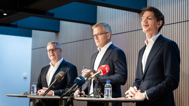Vincent Clerc, i midten, der har været i A.P. Møller-Mærsk A/S i 25 år, blev mandag præsenteret som ny adm. direktør i selskabet. Han afløser Søren Skou t.v. Foto: Emil Helms/Ritzau Scanpix