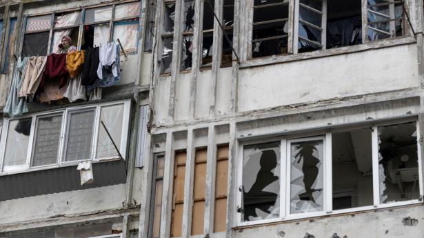 En bygning i det nyligt befriede Kherson er under angreb fra russisk artilleri. Foto: Staff/Reuters/Ritzau Scanpix
