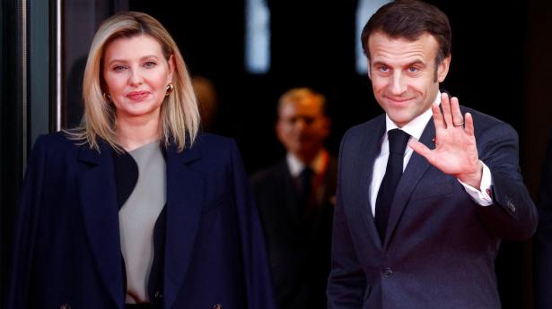 Ukraines førstedame, Olena Zelenska, med præsident Emmanuel Macron på konferencen “Standing With the Ukrainian People” i Paris. Foto: Gonzalo Fuentes/Reuters/Ritzau Scanpix