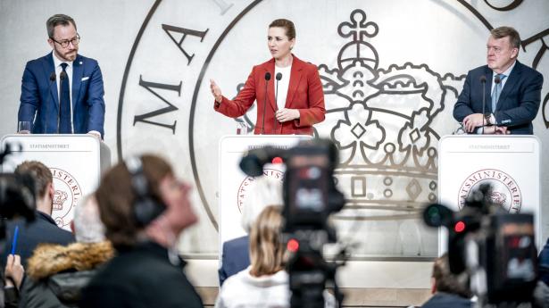 Statsminister Mette Frederiksen (S), formand for Venstre Jakob Ellemann-Jensen og formand for Moderaterne Lars Løkke Rasmussen under præsentation af regeringsgrundlag på Marienborg, onsdag den 14. december 2022. Foto: Mads Claus Rasmussen/Ritzau Scanpix