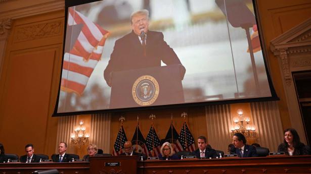 Den tidligere amerikanske præsident Donald Trumps tale, umiddelbart før stormløbet på Kongressen blev vist på storskærm under den sidste høring i den særlige 6. januar-komité. Foto: Mandel Ngan/AFP/Ritzau Scanpix