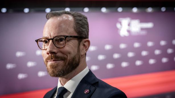 I tæt konkurrence med flere andre personer fra Christianborg får forsvarsminister Jakob Ellemann-Jensen (V) årets nytårstorsk, hvilket han selv kalder en ære. Arkivfoto: Emil Helms/Ritzau Scanpix