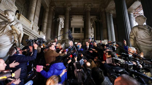 Eva Kailis forsvarere blev mødt af et stort presseopbud ved retten i Bruxelles torsdag. Foto: Johanna Geron/Reuters/Ritzau Scanpix