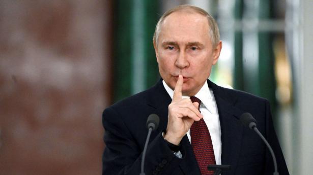 Vladimir Putin fotograferet torsdag under den pressekonference, hvor han ifølge en ekspert lavede en fortalelse. Sputnik/Reuters/Ritzau Scanpix