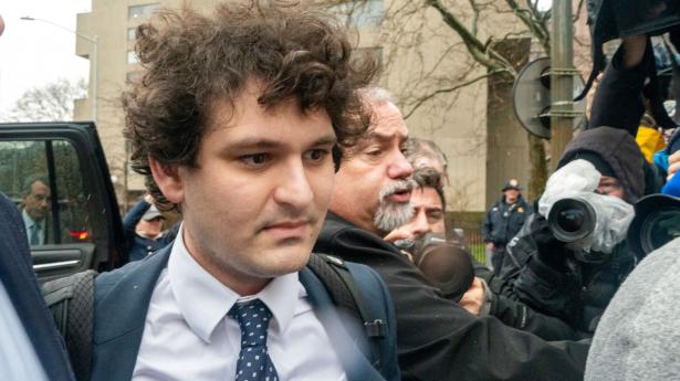Sam Bankman-Fried ankommer til den føderale domstol i New York tirsdag. Foto: David Dee Delgado/Reuters/Ritzau Scanpix
