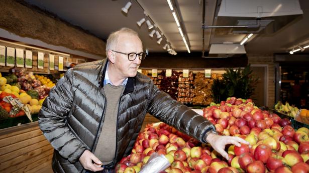 Ejvind Okholm, direktør i ABC Lavpris, vurderer, at dagligvarekæden har eksistensberettigelse trods store ændringer i markedet. Foto: Astrid Dalum