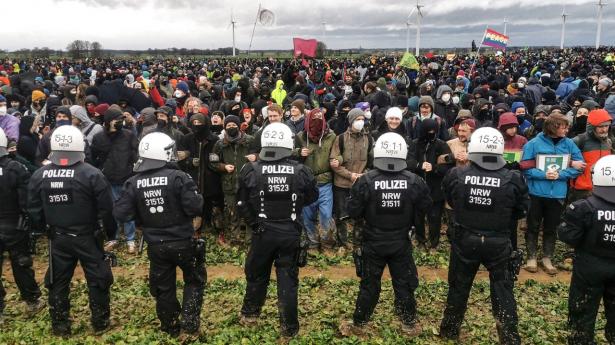 I weekenden var der igen kampe ved landsbyen Lützerath, som skal rives ned for at gøre plads til en tysk kulmine. Foto: Ina Fassbender/AFP/Ritzau Scanpix