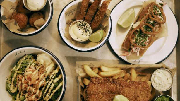 Et udvalg fra menuen på Restaurant Hooked bl.a. mac‘n‘cheese, poke bowl og fish‘n‘chips. Foto: Jonas Pryner Andersen
