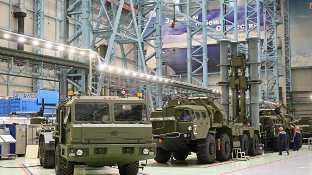 Russisk våbenproduktion understøttes angiveligt med chip fra vestlige forbrugsvarer. Her fra en missilfabrik i Obukhovskij. Foto: Sputnik/Reuters/Ritzau Scanpix