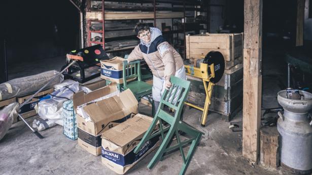 Malene Grue Østergaard og hendes mand Klaus Grue Østergaard pakker møbler, der har været opmagasineret hos veninden Hanne i en lade nær Tommerup på Fyn. Møblerne skal med op til deres nyindkøbte ødegård i Sverige. Foto: Michael Drost-Hansen