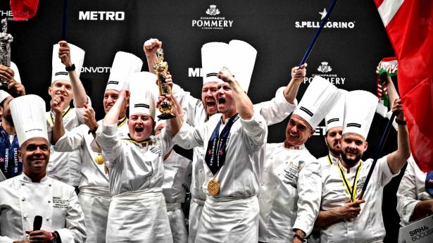 Brian Mark Hansen (midterst) omgivet af det danske hold efter sejren i Bocuse d'Or finalen 2023. Foto: Jeff Pachoud/AFP/Ritzau Scanpix