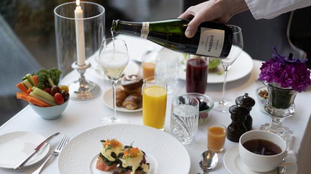 Champagne indgår i buffetprisen.  Foto: Esther Kofoed Sørensen