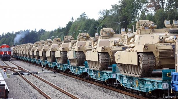 USA vil forsyne Ukraine med 31 Abrams-kampvogne. Nogle er allerede i Europa – her f.eks. på Mockava-jernbanestation i Litauen i 2020. Arkivfoto: Petras Malukas/AFP/Ritzau Scanpix