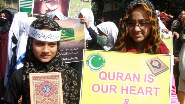 Protesterne mod Rasmus Paludans koranafbrænding har bredt sig fra Tyrkiet til bl.a. Karachi, Pakistan. Foto: Nadeem Khawar/EPA/Ritzau Scanpix