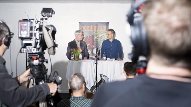 Stefan Plenge (t.h.), adm. direktør i Nemlig.com, og Jan Villadsen (tv.), direktør for transport i 3F, indgår endelig en fælles aftale. Foto: Brage Borup