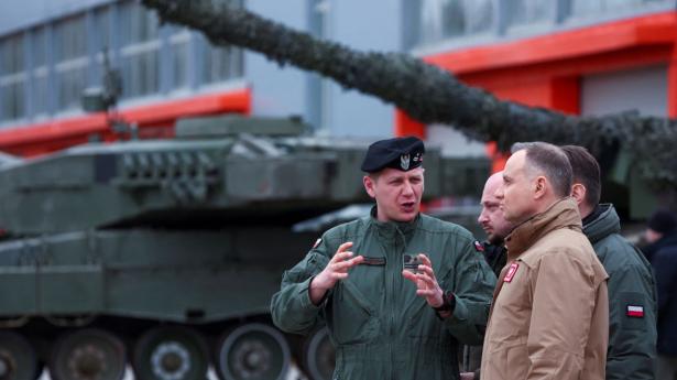 Forholdet mellem Polen og Ukraine var bedre tidligere.  Polens præsident Andrzej Duda ses her tilbage i februar, da han skulle møde polske instruktører og ukrainske soldater, der trænede brug af Leopard 2A4-kampvogne. Arkivfoto: Kacper Pempel/Reuters/Ritzau Scanpix