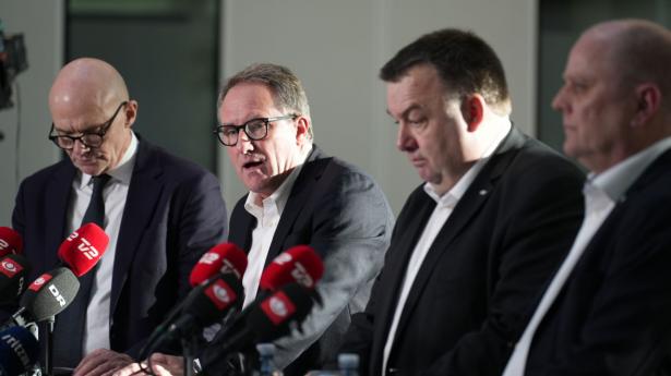 Forhandlere fra DI og CO-industri præsenterer overenskomster for de private på industriens område på et pressemøde søndag. Foto: Emil Helms/Ritzau Scanpix