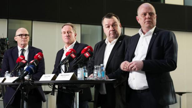 Viceadm. direktør Kim Graugaard og adm. direktør, Lars Sandahl Sørensen, DI, formand Claus Jensen og næstformand Mads Andersen, CO-industri, på pressemødet søndag. Foto: Emil Helms/Ritzau Scanpix