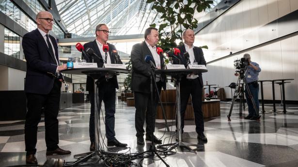 Kim Graugaard, Lars Sandahl Sørensen, Claus Jensen og Mads Andersen fra DI og CO-industri præsenterer overenskomster for de private på industriens område på et pressemøde i København søndag den 19. februar. Foto: Emil Helms/Ritzau Scanpix