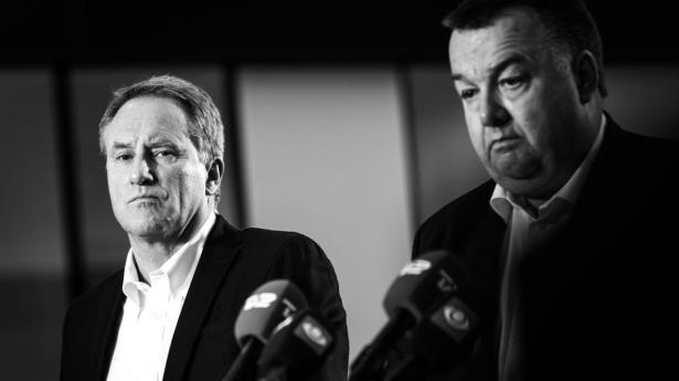 Lars Sandahl Sørensen (tv) og Claus Jensen (th) fra hhv. DI og CO-industri præsenterer overenskomster for de private på industriens område på et pressemøde i København søndag den 19. februar. Foto: Emil Helms/Ritzau Scanpix