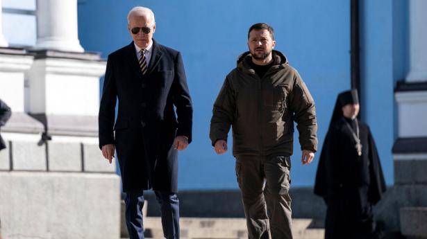 Joe Biden og Volodymyr Zelenskyj mødtes mandag i Kyiv. Foto: Pool/Reuters/Ritzau Scanpix