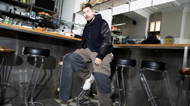 Skater Rune Glifberg har haft sin egen lokale skatepark i 35 år, her mødes han med venner og unge talenter