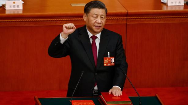 Præsident Xi Jinping aflægger ed, efter at han på Folkekongressen blev valgt for en tredje periode. Der var ingen modkandidat. Foto: Mark R. Cristino/EPA/Ritzau Scanpix