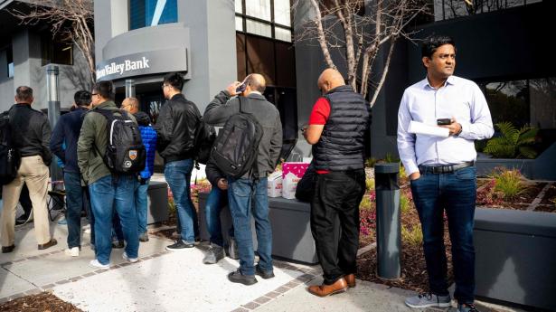 Mandag stod kunderne i kø foran Silicon Valley Bank for at trække deres penge ud af banken efter det største bankkrak i USA siden finanskrisen i 2008.
Arkivfoto: Noah Berger/AFP