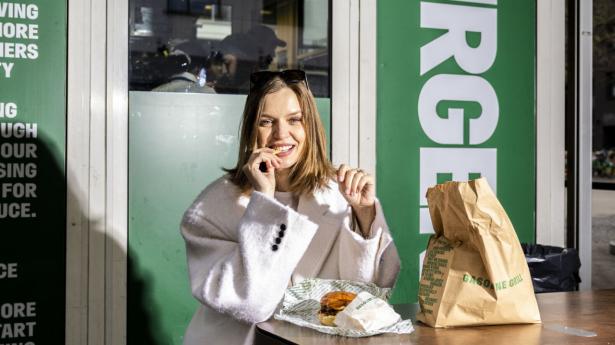 Josephine Skriver får en burger hos Gasoline Grill på Landgreven i Indre København. Foto: Simon Fals