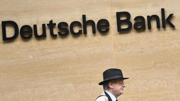 “Der er overhovedet ingen grund til at være bekymret,” siger Tysklands kansler, Olaf Scholz, om den tyske storbank Deutsche Bank. Arkivfoto: Toby Melville/Reuters/Ritzau Scanpix